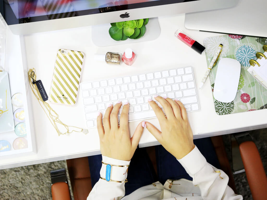 Profissional utilizando tecnologia para executar atividades de trabalho