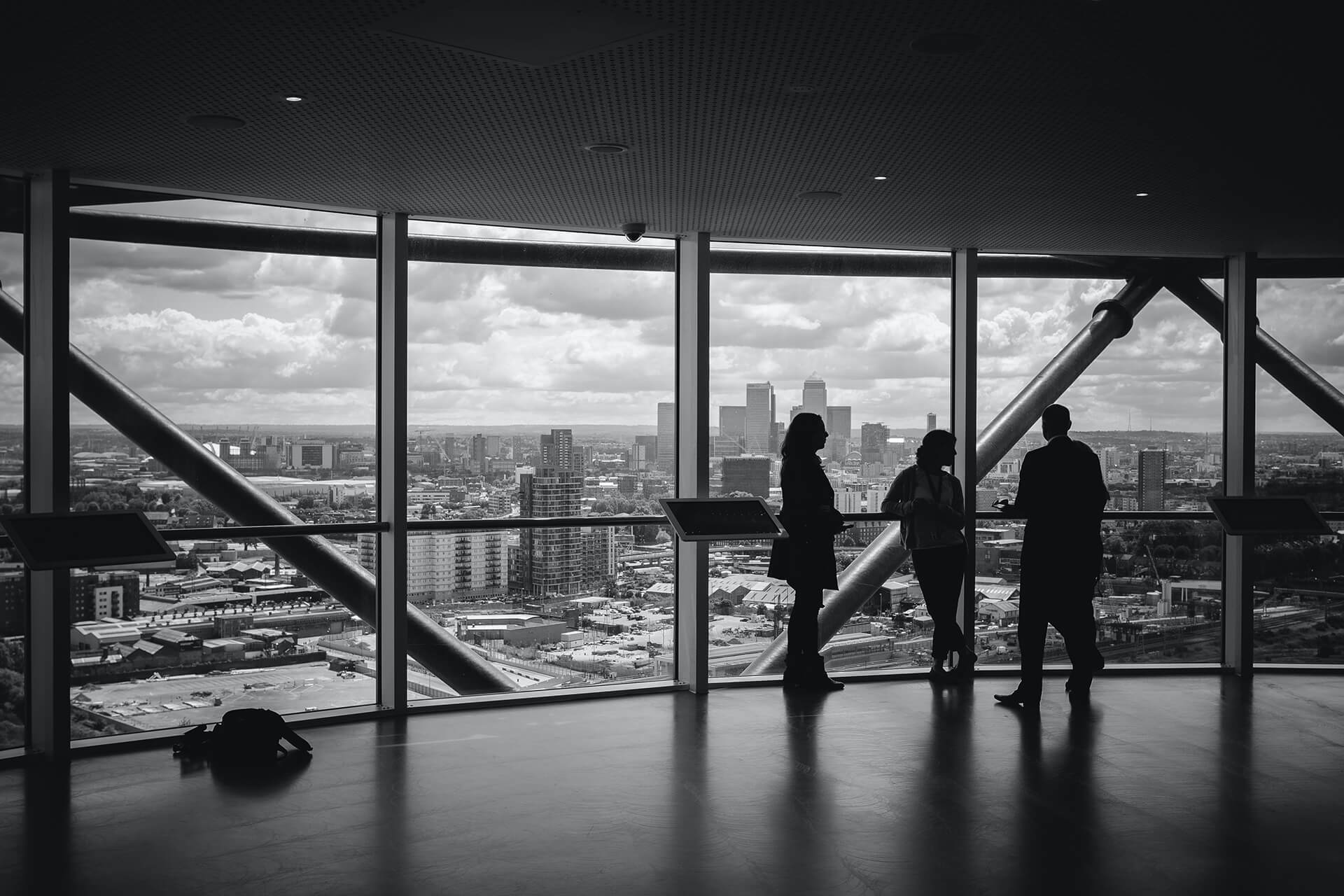 Ambiente corporativo moderno com tecnologia e infraestrutura digital