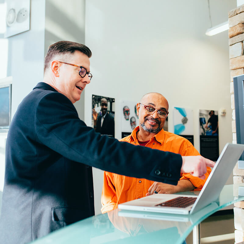 Equipe trabalhando em um ambiente corporativo moderno
